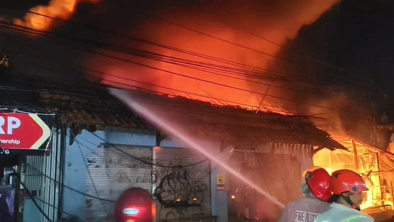 Kebakaran Rumah di Cirebon dan Jadwal Salat Magrib